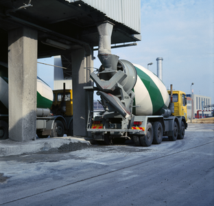 849351 Afbeelding van een betonauto op het terrein van de betonmortelfabriek BEFU B.V. (Elektronweg 40) te Utrecht.